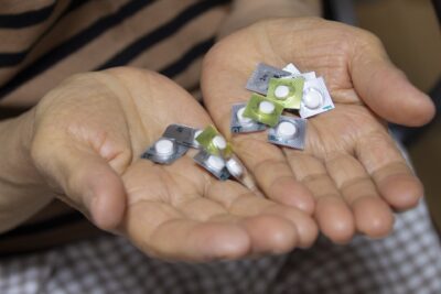 【薬剤師監修】介護現場で注意したい「包装シートの誤飲」事故