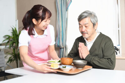 【薬剤師監修】介護現場で知っておきたい、薬と食べ物の組み合わせについて