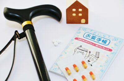 【薬剤師監修】介護現場でも役立つ、お薬手帳の使い方