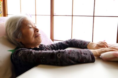【薬剤師監修】介護現場で知っておきたい不眠症の原因と対処方法を解説