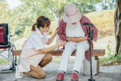 【薬剤師監修】介護現場で知っておきたい便秘の原因と使用される薬について解説