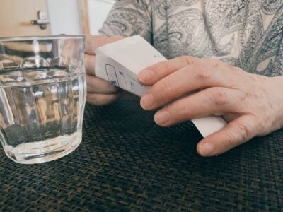 【薬剤師監修】介護現場で知っておくべき骨粗しょう症の薬の知識と注意点