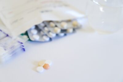 【薬剤師監修】介護現場で知っておくべき薬の飲み合わせ、トリプルワーミーについて解説