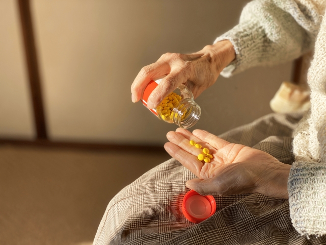 【薬剤師監修】介護現場で知っておきたい高齢者が市販薬を安全に使用するための注意点